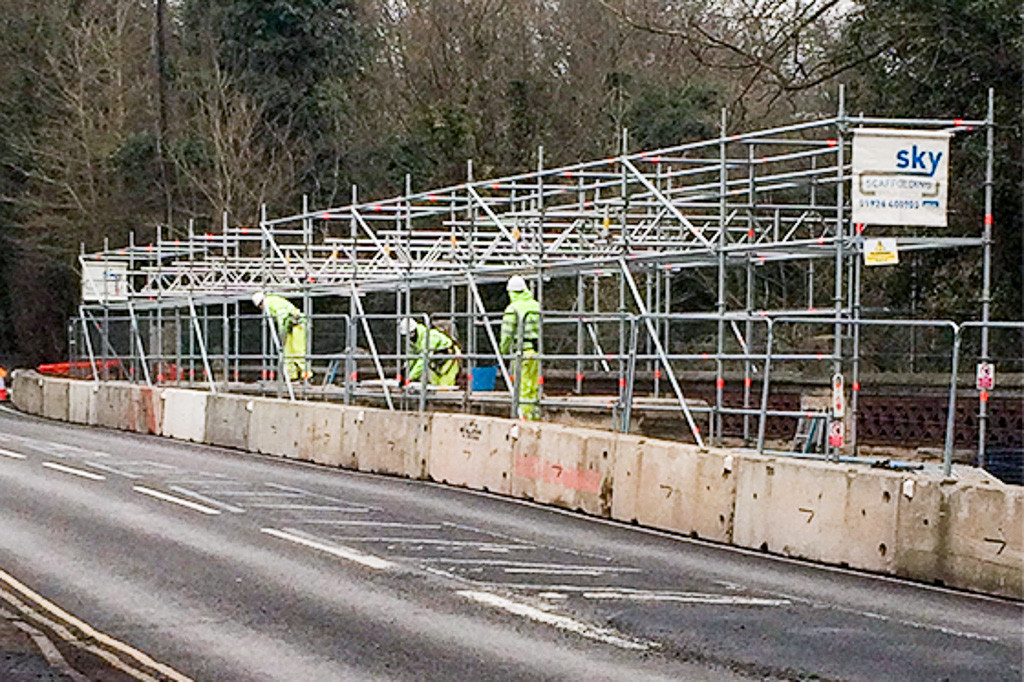 willes-road-suspended-scaffold Scaffolding on Willes Road Bridge, Leamington, showing traffic barriers.